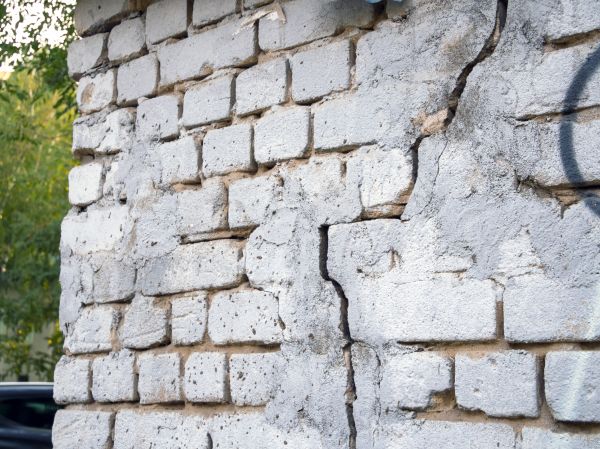 Cracked Brick Wall Repair in Valparaiso